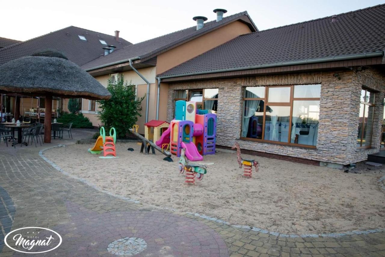 Hotel Magnat Slupca Exterior photo